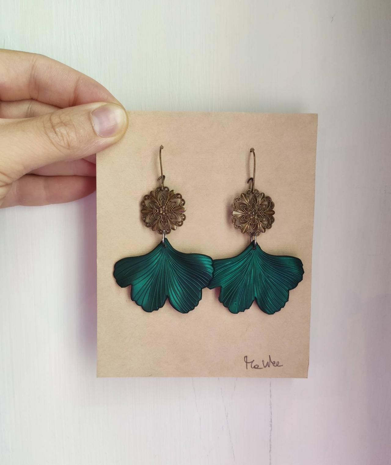 Gold Brass Dangling Earrings In Ginkobiloba In Bright Green Resin With Zigzagged Leaf