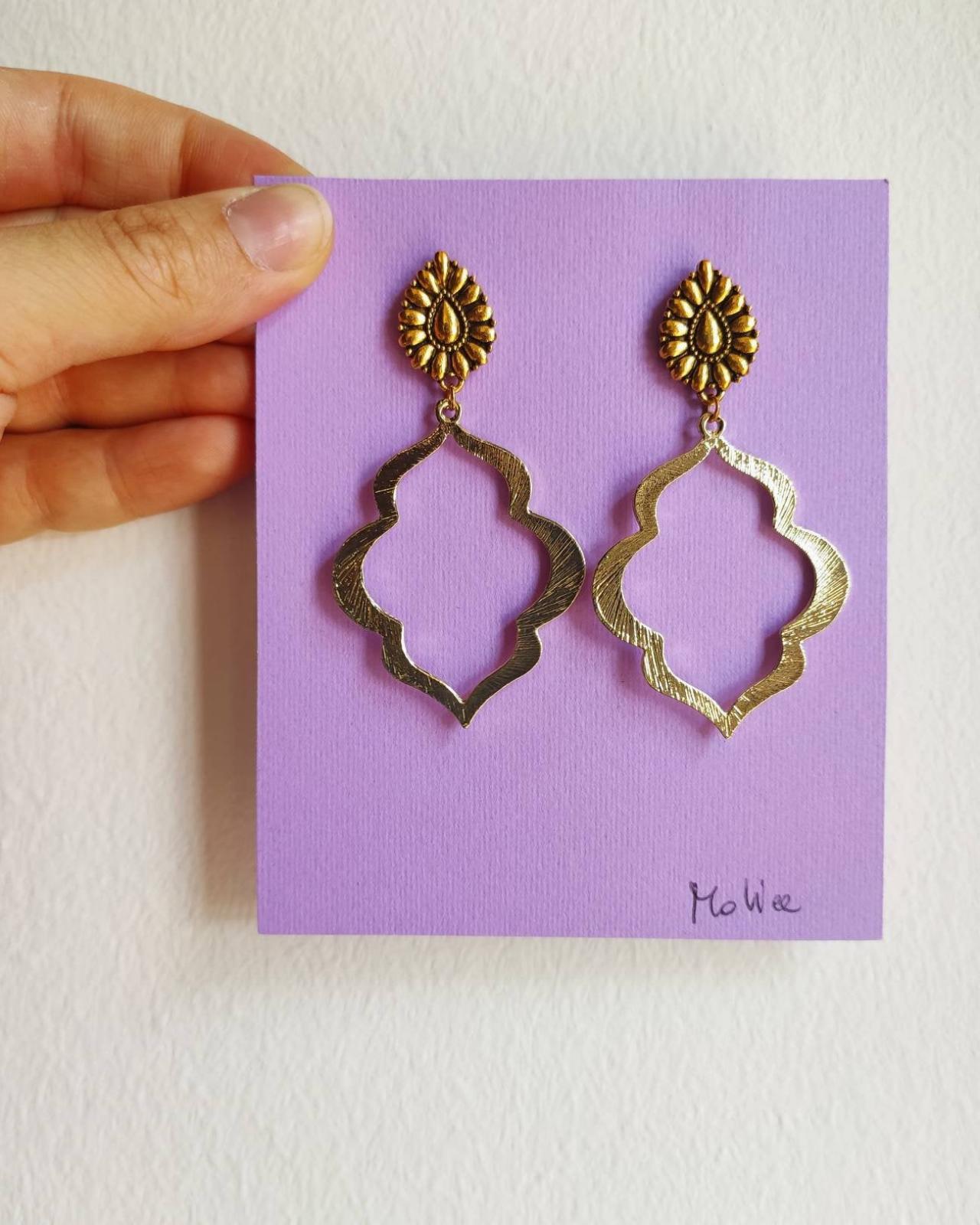 Arab-shaped Golden Brass Earrings With Lobe Pin Decorated With Butterfly Closure