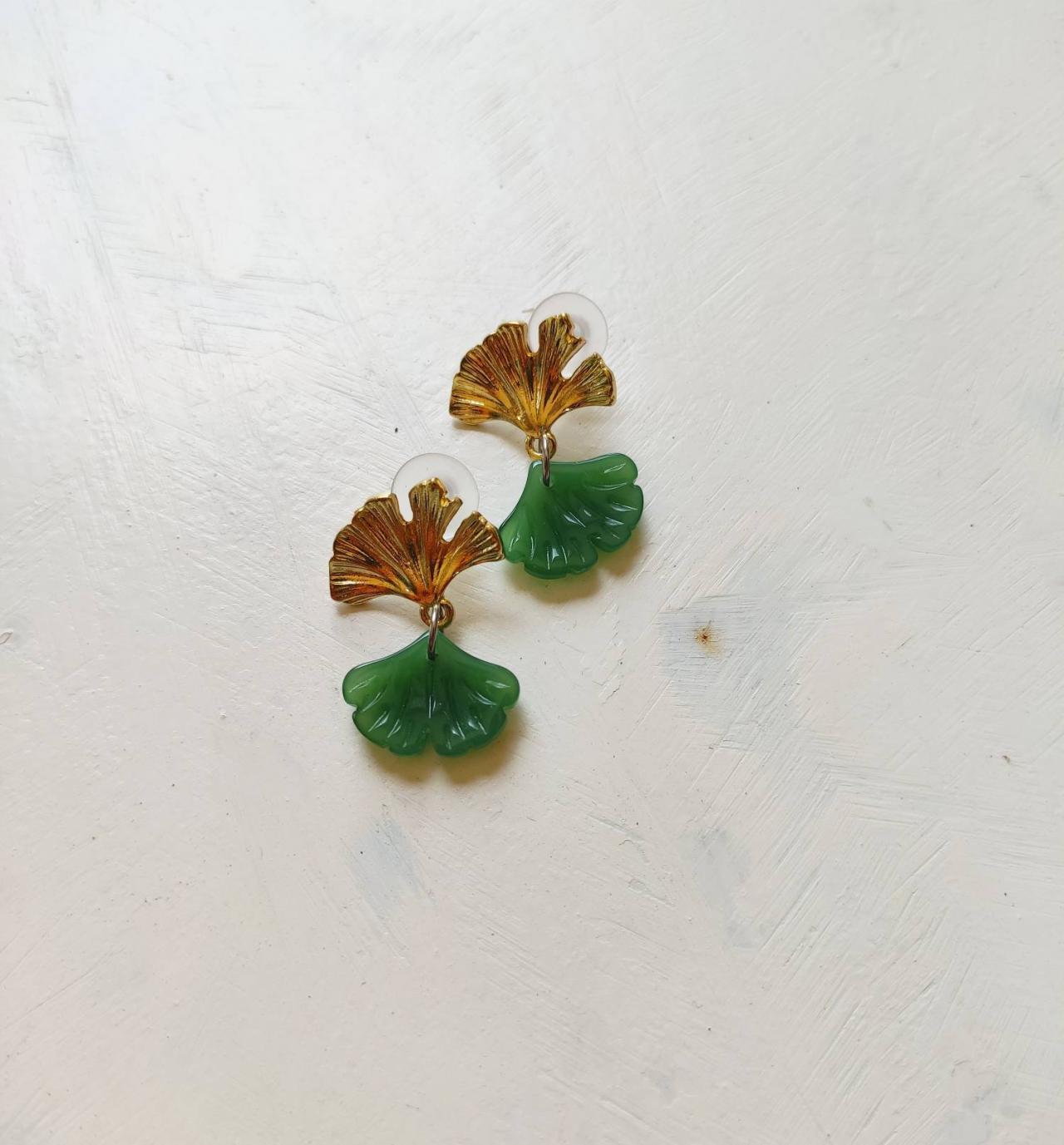 Gold-shaped Gold Brass Pendant Earrings In The Shape Of Green Jade With Zigzagging Leaf