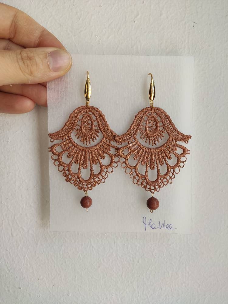 Light Brown-dyed Lace Earrings With Tone-on-tone Round Stone And Gold Steel Monachella