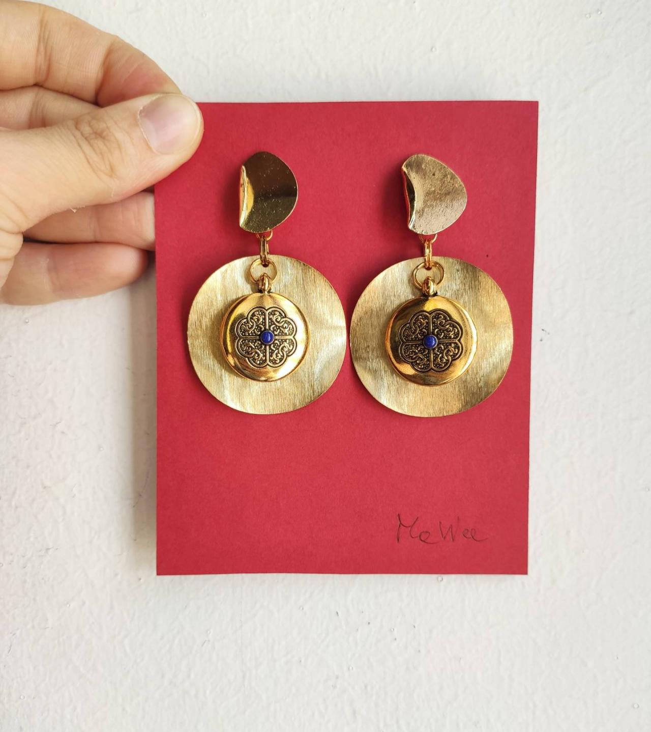 Earrings Golden Hoop In Brass,pendant Medallion Engraving Flower And Blue Stone. Brass Design