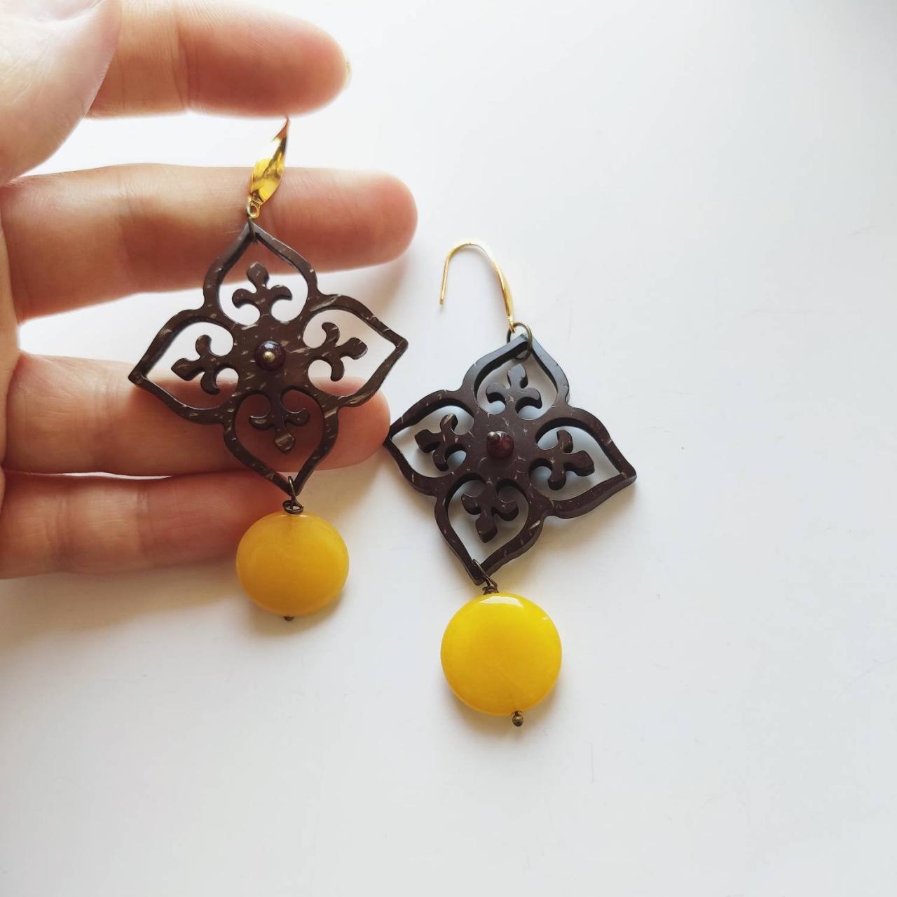 Arab Flower-shaped Dangling Earrings With Gold Steel Pin And Yellow Jade Stone