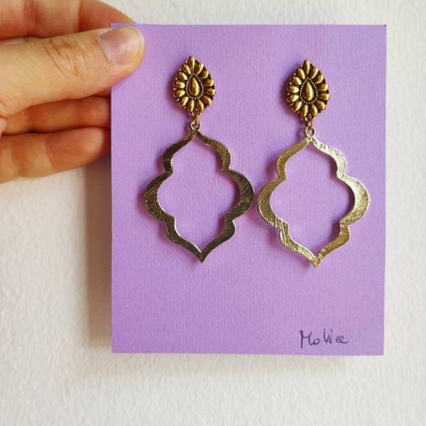 Arab-shaped golden brass earrings with lobe pin decorated with butterfly closure